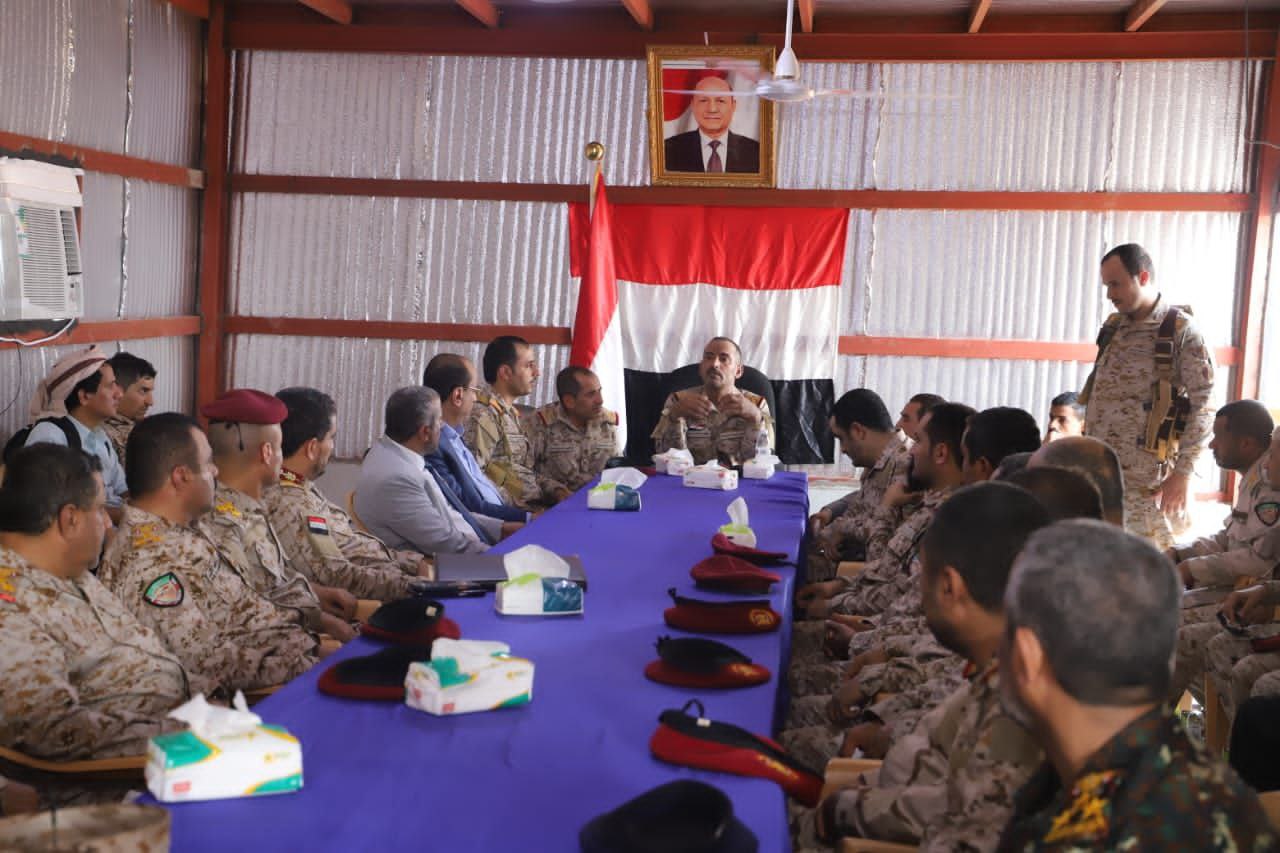 الجيش اليمني يستكمل البصمة والتوقيع الألكتروني في خمس مناطق عسكرية