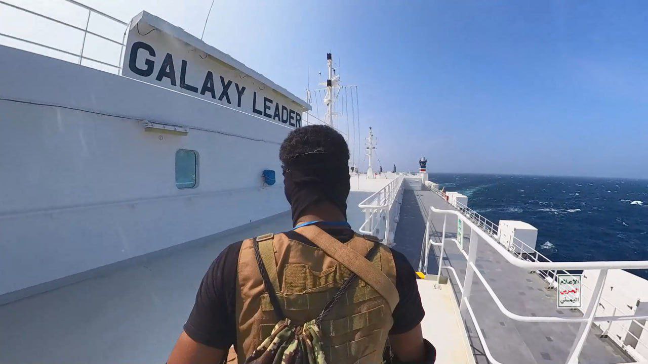 الحوثيون يقولون إن طاقم السفينة الإسرائيلية “غالاكسي” يحظون بالرعاية ويتواصلون مع أسرهم بالفيديو