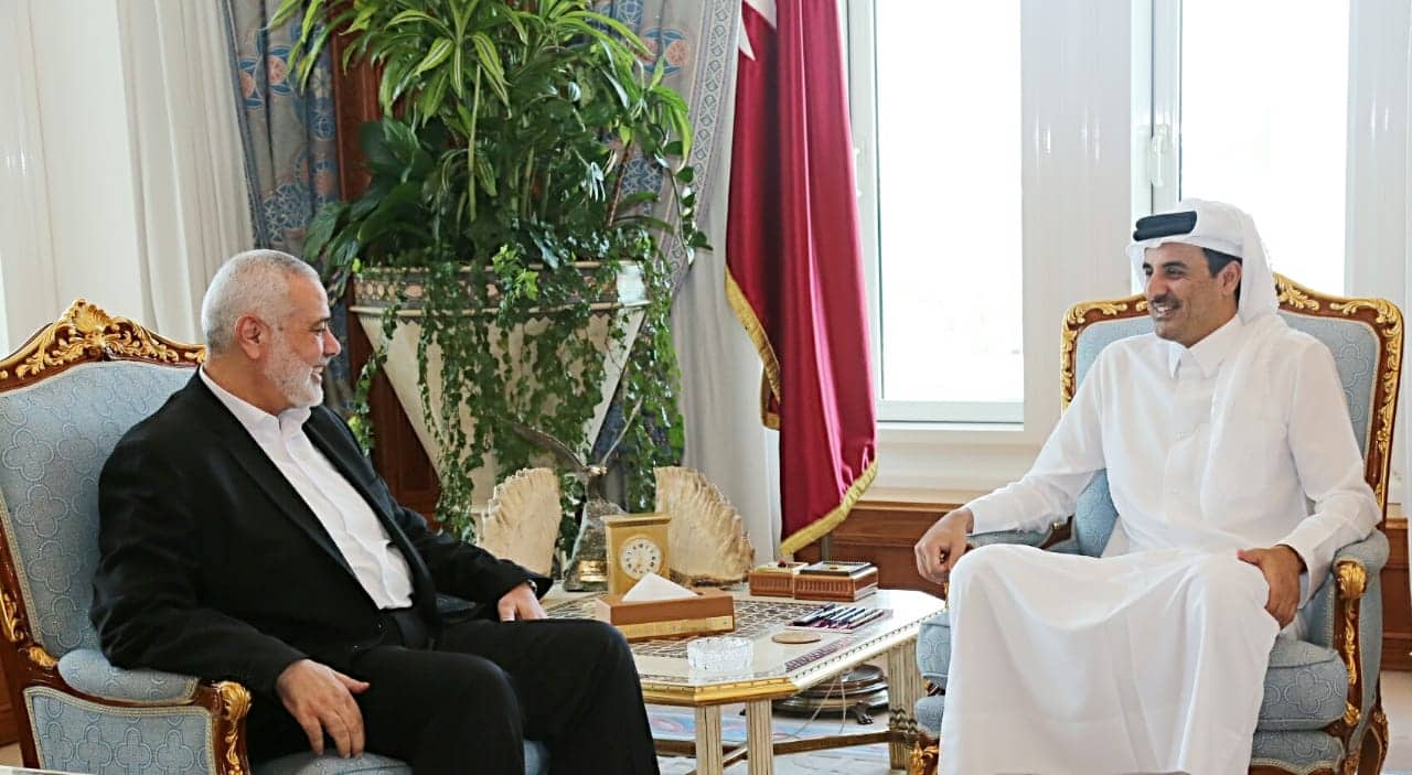 “إسماعيل هنية” يقول خلال لقائه أمير قطر إن “حماس” لن تقبل مماطلة الاحتلال إزاء المفاوضات