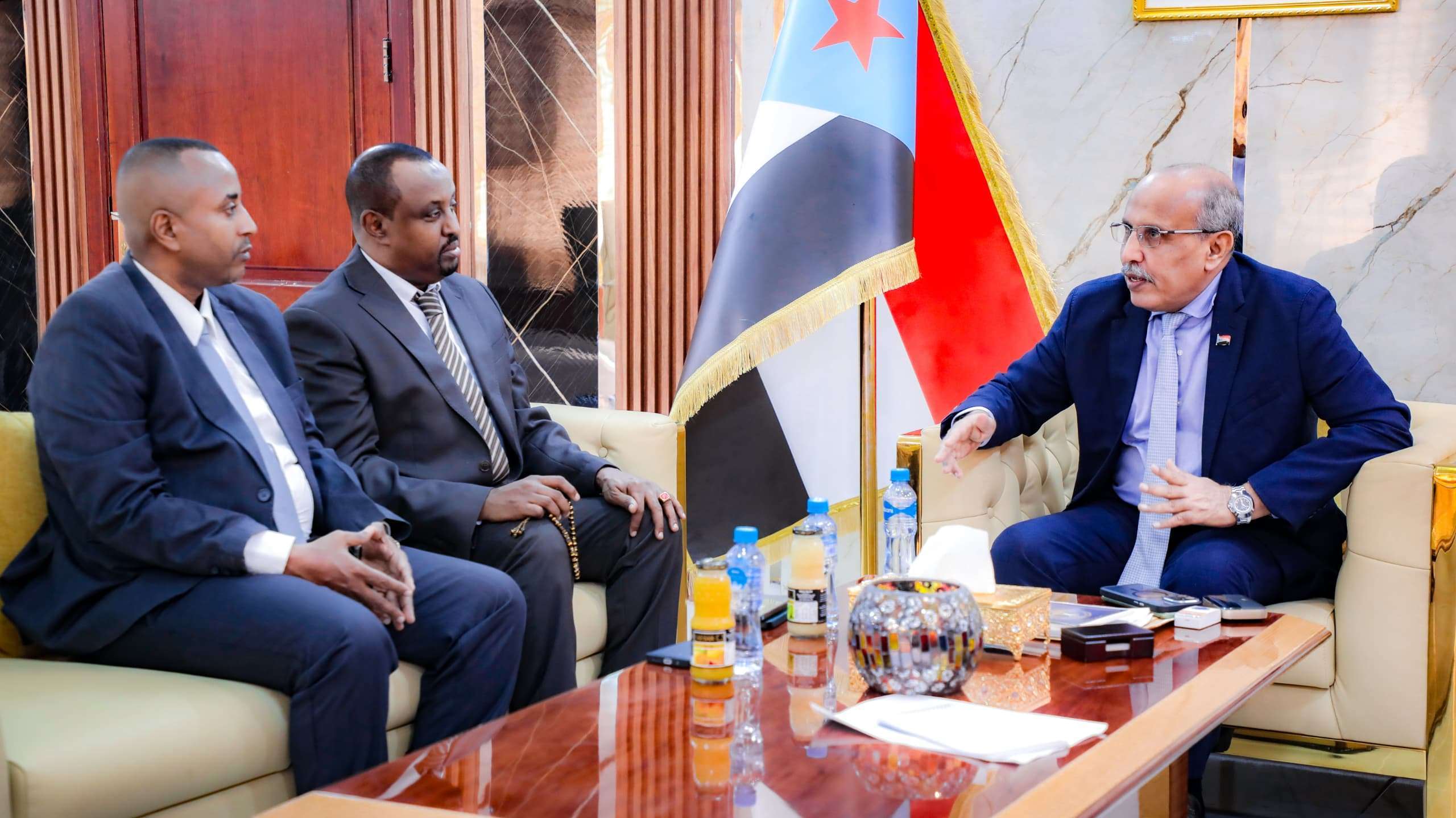 سفير الصومال لدى اليمن يناقش مع “الانتقالي الجنوبي” عمليات القرصنة في البحر العربي