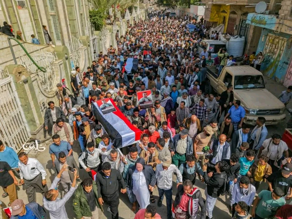 تشييع “كبير” لضحايا عملية التفجير التي استهدفت مقر “الإصلاح اليمني” في تعز