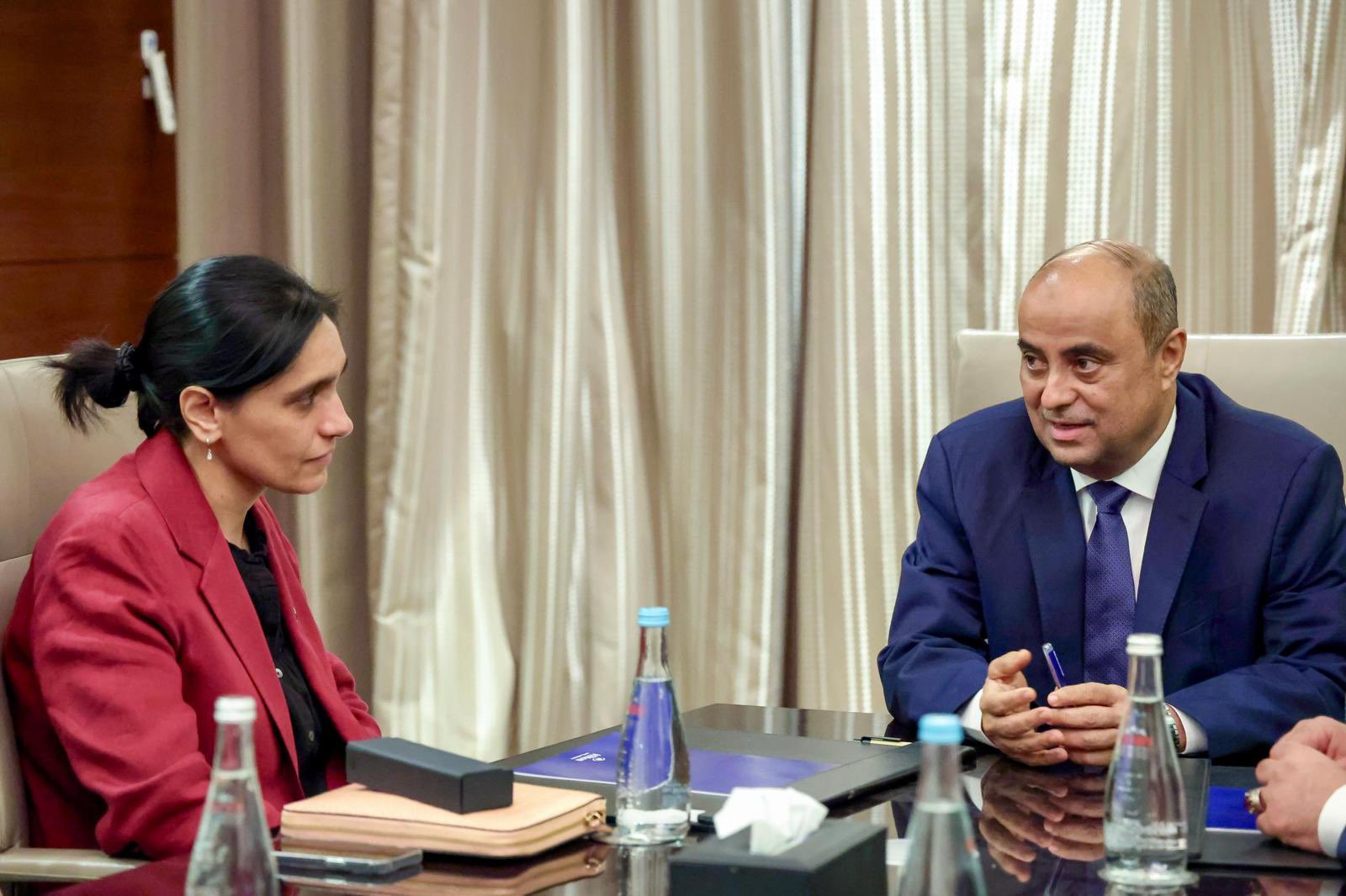 سفيرة بريطانيا عقب لقاء “بن بريك”: الحكومة تركز على الخدمات والأمن لليمنيين