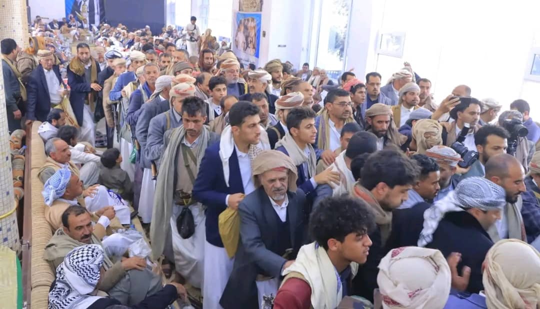 حشود “غير مسبوقة” تشارك في إحياء ذكرى وفاة زعيم قبيلة حاشد بصنعاء (فيديو)