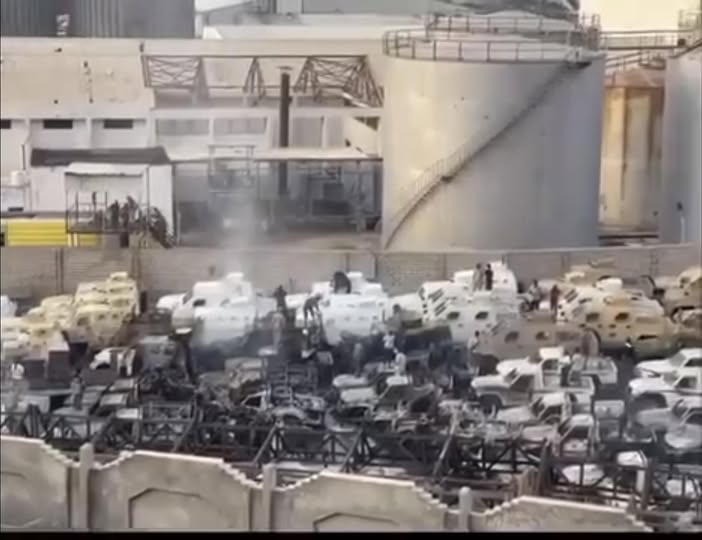 منصة إعلامية تكشف هوية السفينتين المستهدفتين بميناء المكلا