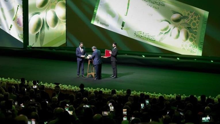 سوريا تطلق عملتها الجديدة بـ”نزع الأصفار” وتكريس الهوية الوطنية