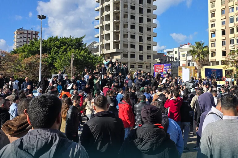 مقتل 3 سوريين بينهم عنصر أمن في اعتداء على قوات أمن ومحتجين