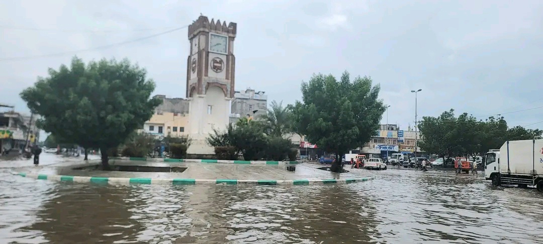 مياه الأمطار تغمر شوارع مدينة الحديدة وتتسبب في إعاقة السير (فيديو)
