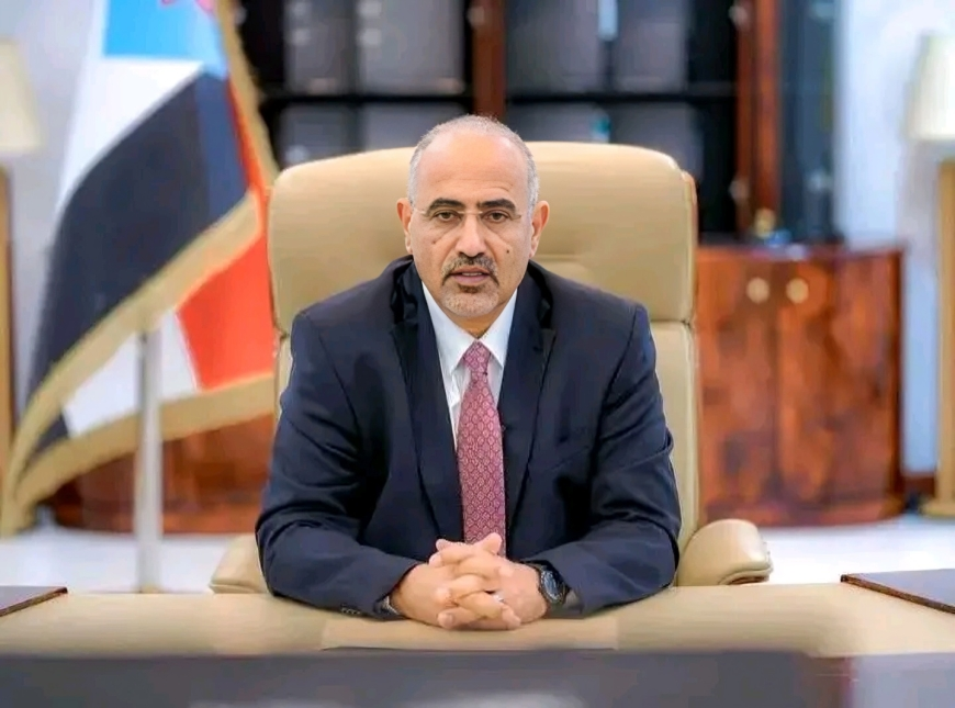 “عيدروس الزبيدي” يعلن مرحلة انتقالية لمدة عامين تزامناً مع تطورات حضرموت