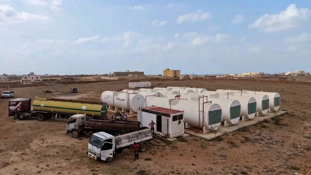 برنامج “إعمار” يعلن وصول أولى شحنات منح المشتقات النفطية السعودية إلى سقطرى