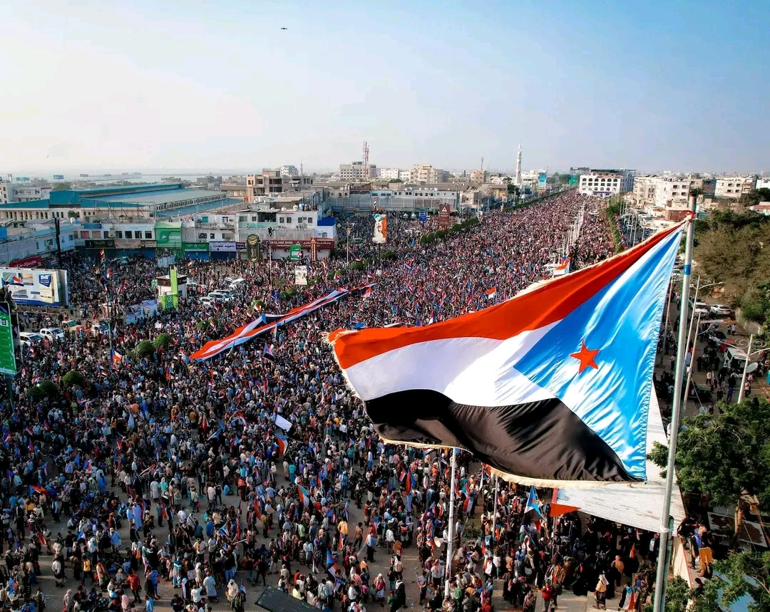 حشود الانتقالي في عدن والمكلا تعلن رفضها احتضان “الرياض” للحوار الجنوبي