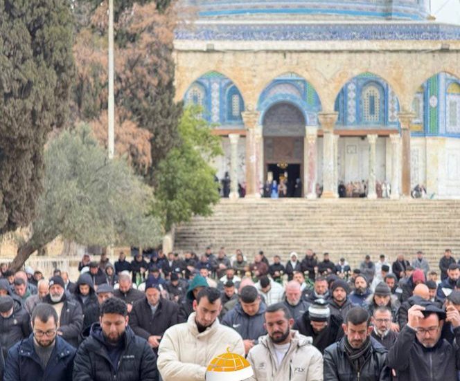 عشرات الآلاف يؤدون صلاة الجمعة في الأقصى رغم القيود الإسرائيلية المشددة