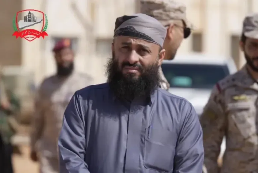 قائد قوات درع الوطن اليمنية يدعو “الانتقالي” لتسليم المعسكرات ويعلن عن ضمانات