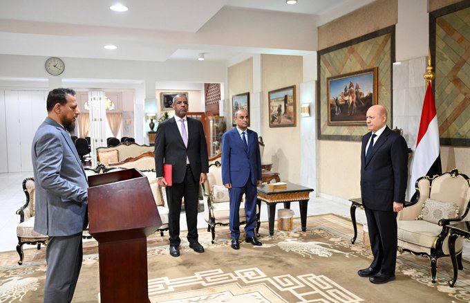 محافظ عدن المعيَّن حديثًا يؤدي اليمين الدستورية أمام مجلس القيادة الرئاسي في الرياض