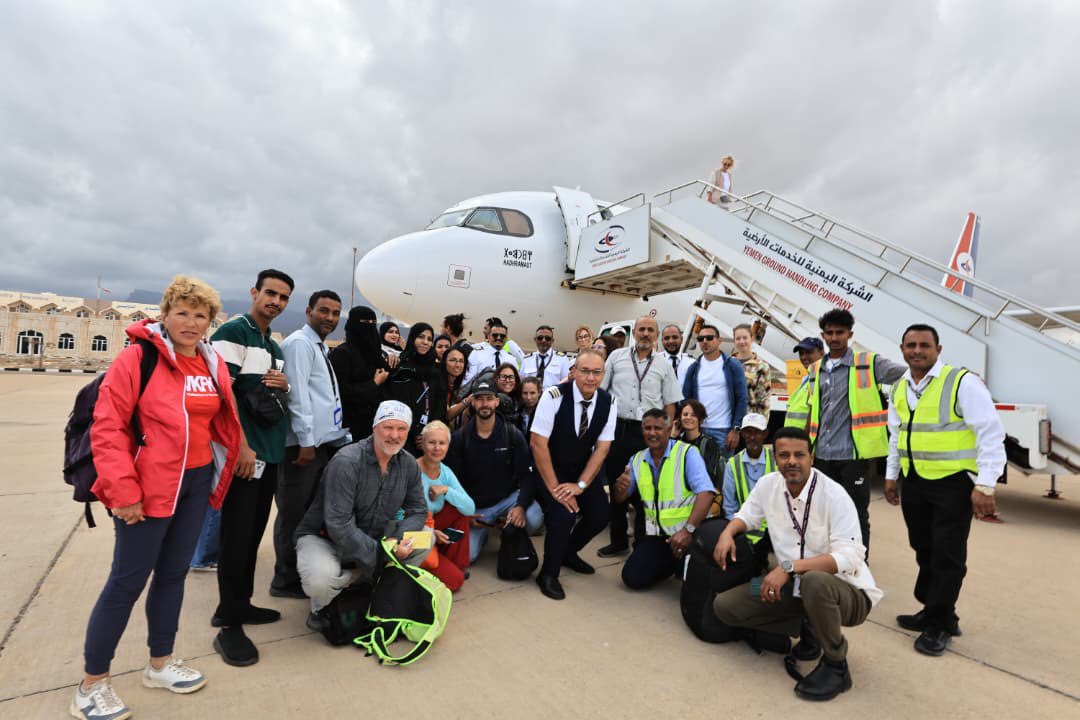 الخارجية اليمنية تعلن انتهاء إجلاء السياح الأجانب العالقين في سقطرى