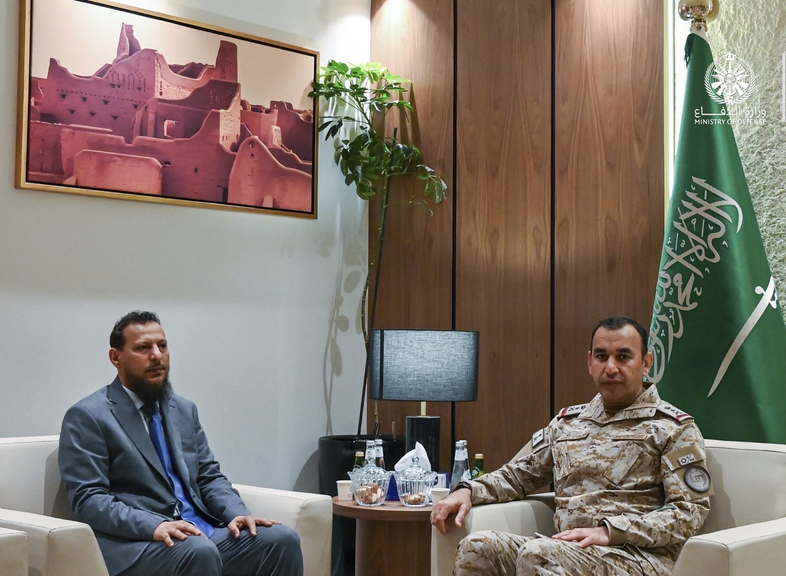 قائد قوات التحالف العربي يلتقي محافظ عدن تزامناً مع احتجاجات أنصار “الزبيدي”