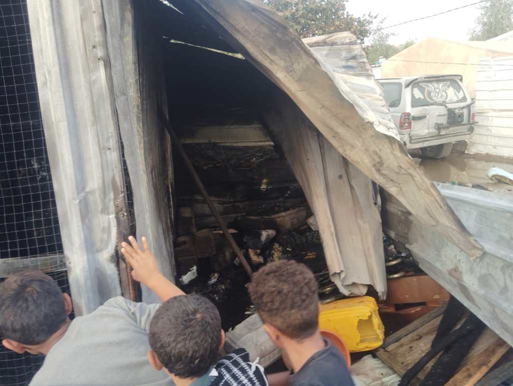 مصادر: حريق في مخيم جو النسيم يشرد أسرة من 13 فرداً وفقدان جميع ممتلكاتهم