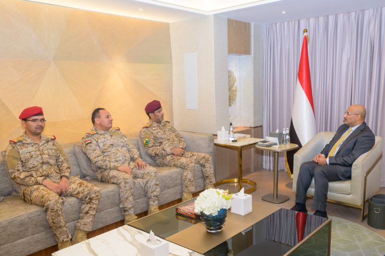 صالح خلال لقائه رئيس أركان الجيش اليمني: ملتزمون بتوفير الدعم للمقاتلين بمختلف الجبهات
