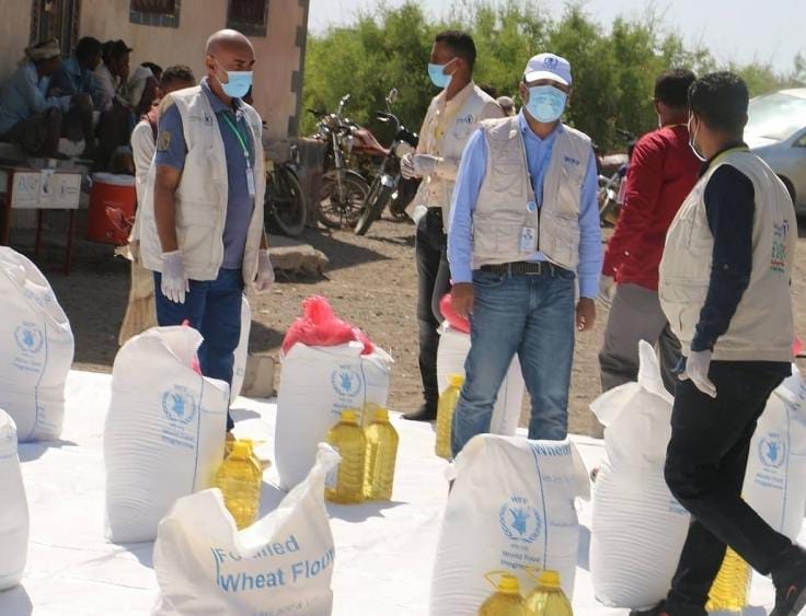 وكالة: برنامج الغذاء العالمي قرر إيقاف عملياته بمناطق الحوثيين وإنهاء عقود 360 موظفًا يمنيًا