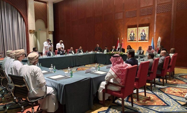 مركز حقوقي يدعو الحكومة اليمنية والحوثيين للالتزام باتفاق مسقط بخصوص الأسرى