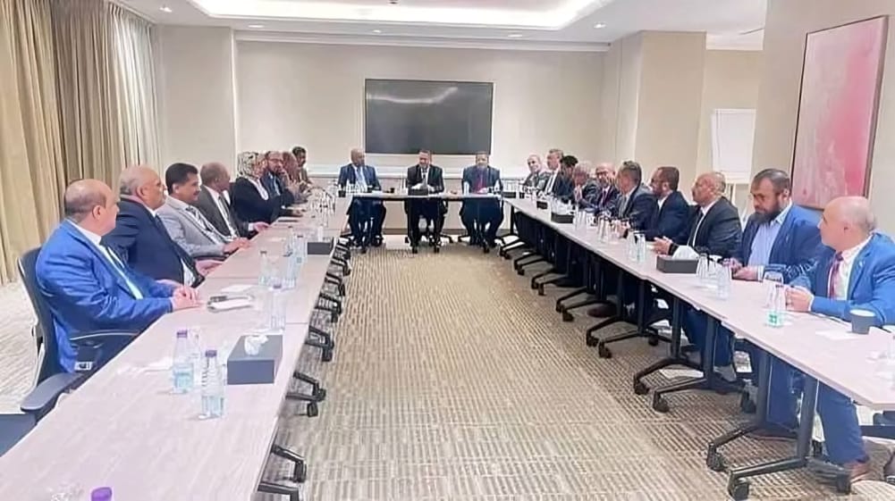 تكتل الأحزاب اليمنية يقول إن استهداف “شكري” محاولة لإغراق عدن في الفوضى