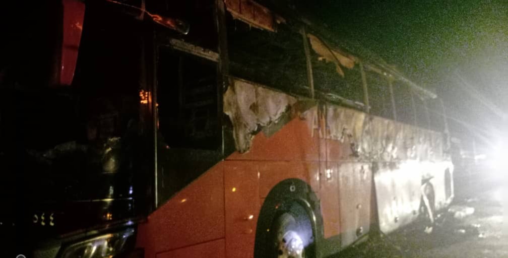 حادثة احتراق باص نقل جماعي جديدة في منطقة العرقوب بمحافظة أبين ونجاة جميع الركاب