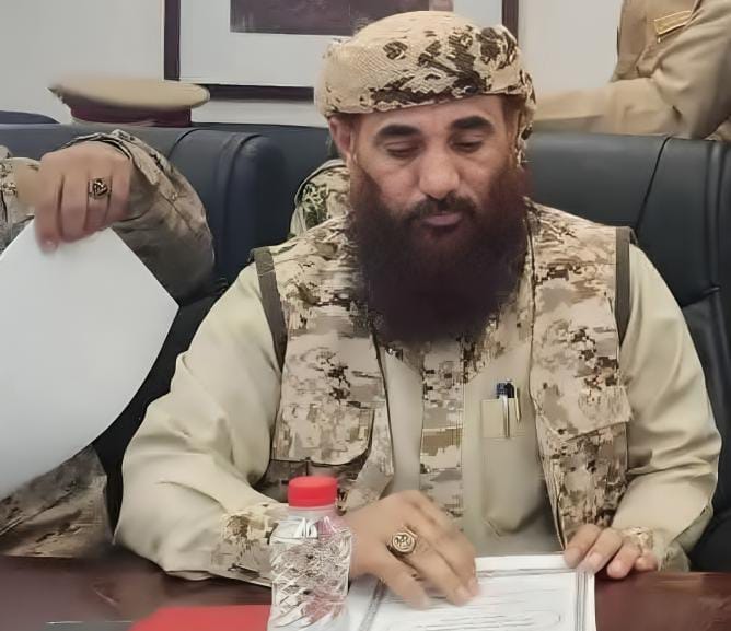 مفخخة تستهدف موكب القيادي بقوات العمالقة “حمدي شكري” في عدن ومقتل جنديين