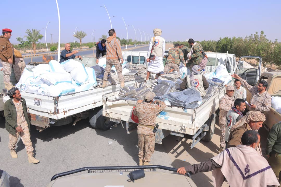 مأرب..مؤسسة وطن توزع كسوة الشتاء لجنود في الجبهة وفي النقاط الأمنية