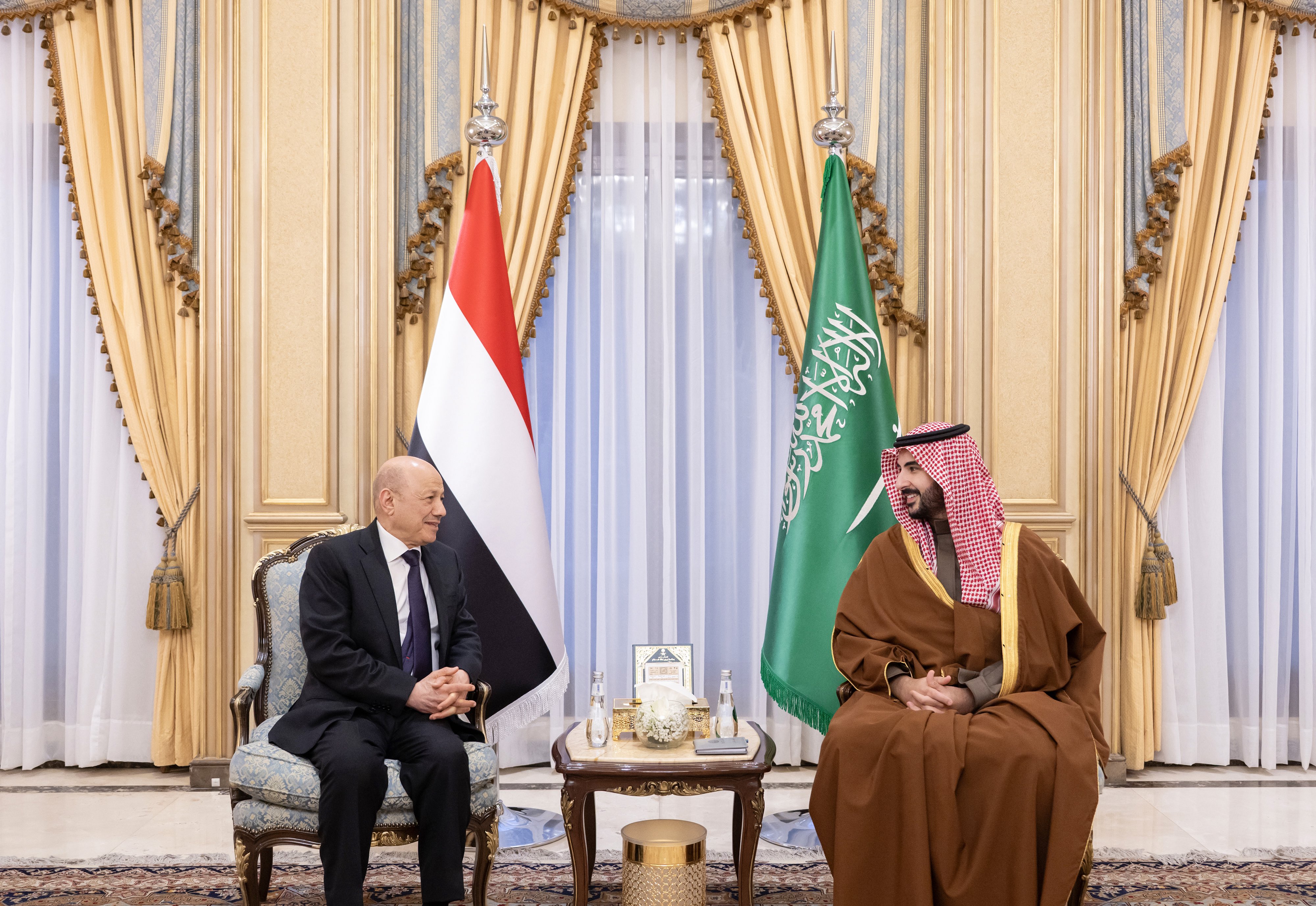 وزير الدفاع السعودي يلتقي الرئاسي اليمني وقيادة الحكومة لبحث الحل السياسي