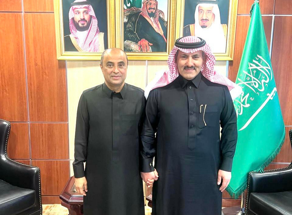 السفير “آل جابر” يلتقي رئيس الحكومة اليمنية المستقيل “سالم بن بريك”