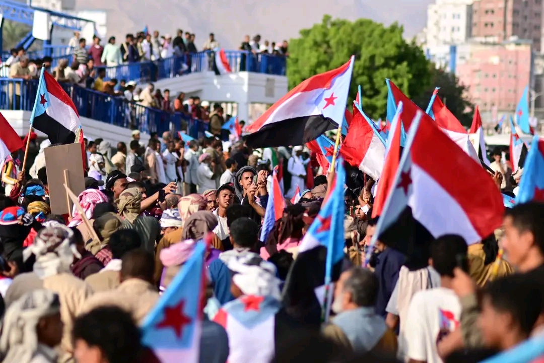 “الانتقالي” في حضرموت وشبوة يقر تسيير مظاهرات لتجديد تفويض “عيدروس الزبيدي”