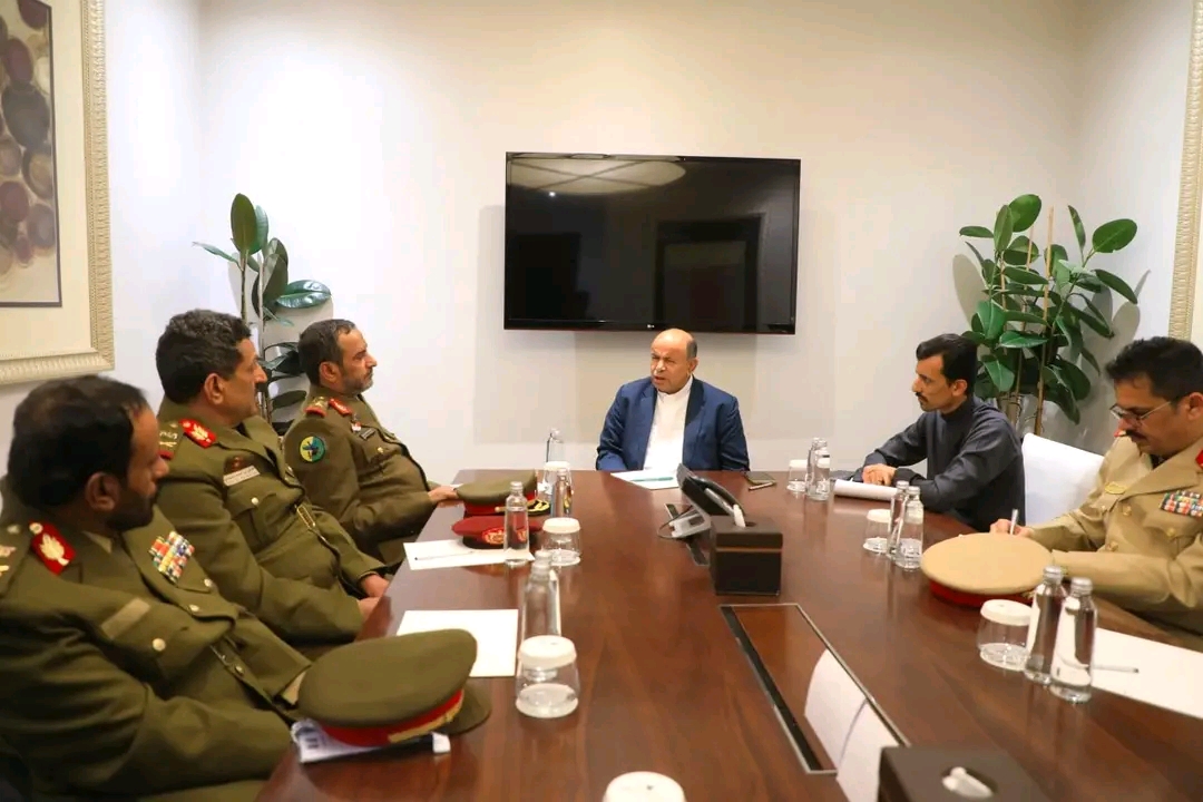 سبأ: عضو الرئاسي اليمني “الخنبشي” يلتقي رئيس أركان الجيش اليمني وقادة عسكريين