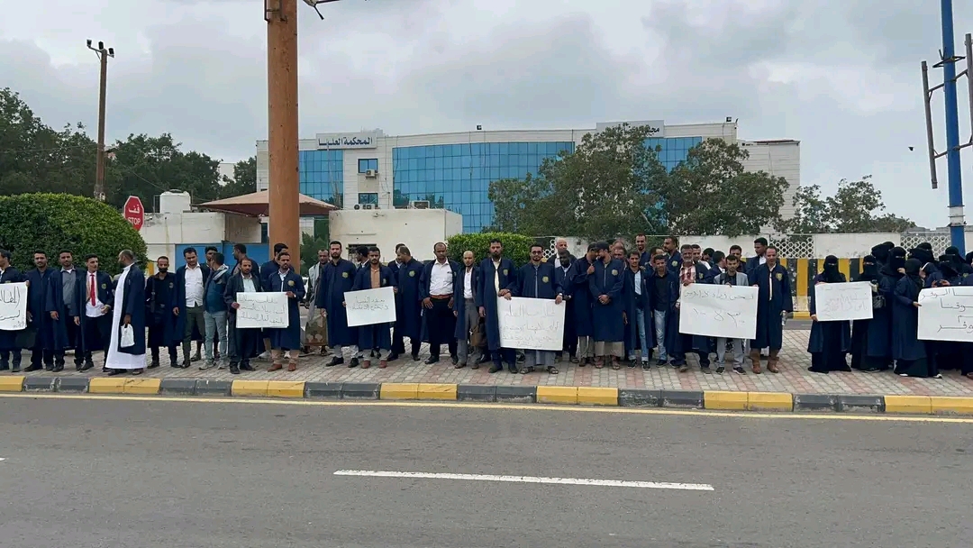 طلاب المعهد العالي للقضاء في عدن يرفضون استثنائهم من المنحة السعودية