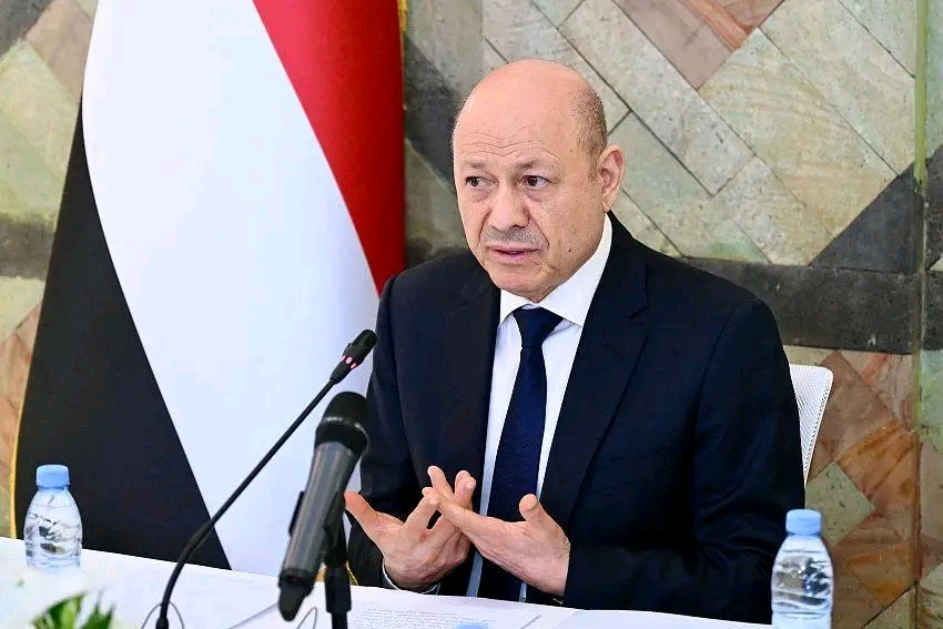 “رشاد العليمي” خلال رئاسته أول اجتماع لحكومة “الزنداني”: ليس أمامكم سوى خيار واحد