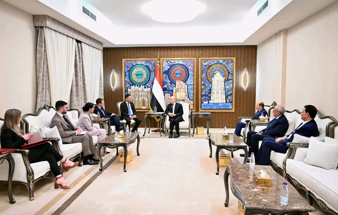 العليمي خلال لقائه وزير الدولة البريطاني: توحيد القوات تحت الدفاع والداخلية ضامن لمكافحة الارهاب