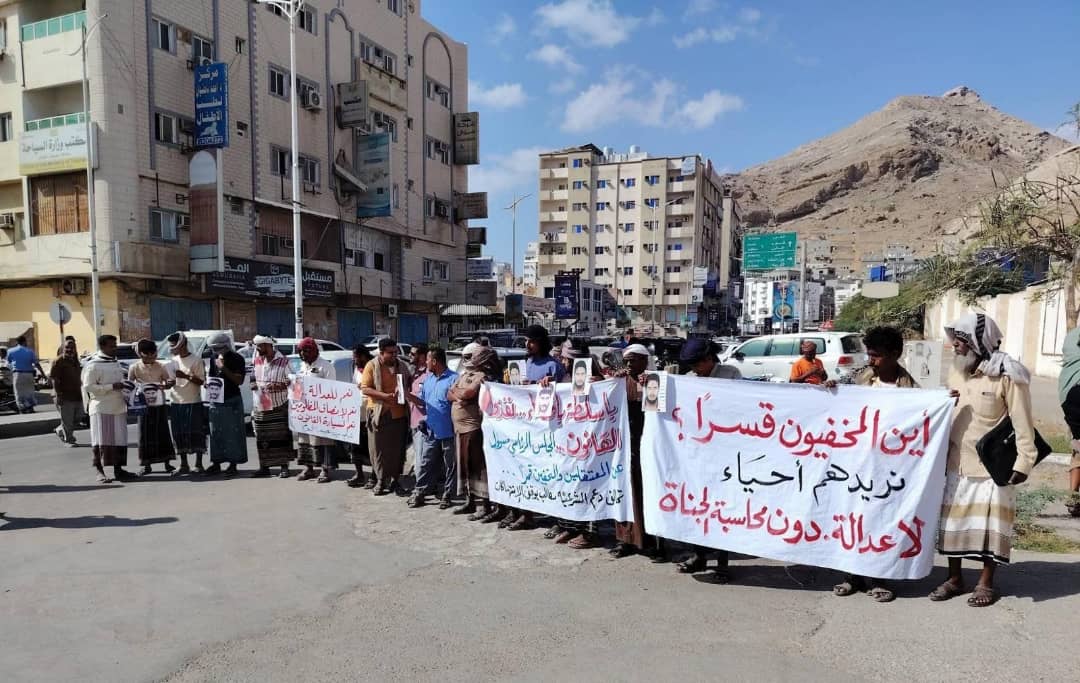 لجنة ضحايا السجون السرية في المكلا بحضرموت تحذر من استمرار النهج الإماراتي
