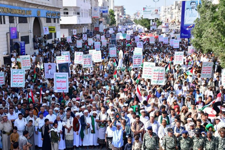 عودة حشود الحوثيين التضامنية مع المحور تزامنًا مع بدء مفاوضات طهران وواشنطن