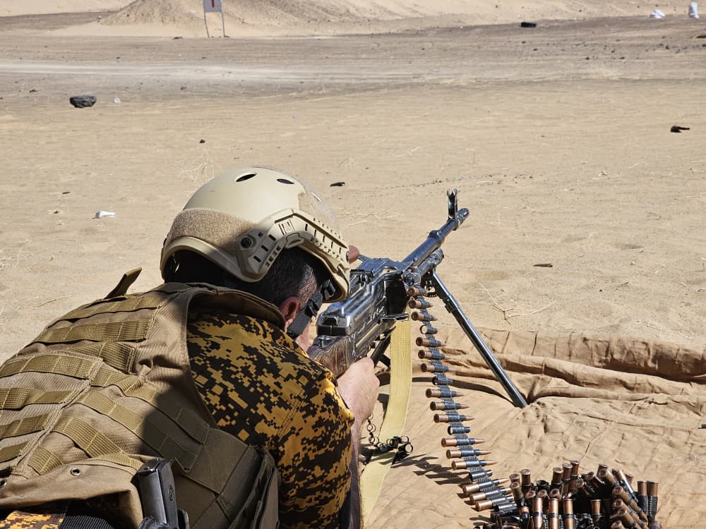 شرطة المنشآت في مأرب تتدرب على الرماية بالذخيرة الحية