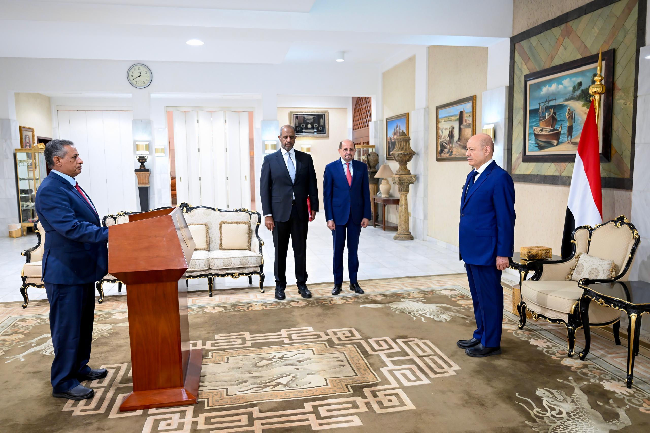 وزير التعليم العالي يؤدي اليمين الدستورية أمام رئيس مجلس القيادة الرئاسي في الرياض