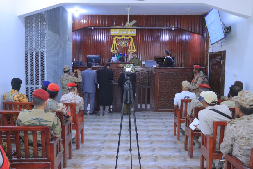 محكمة عسكرية يمنية تقضي بإعدام 535 قياديًا “حوثيًا” أدينوا بالتمرد والتخابر مع إيران