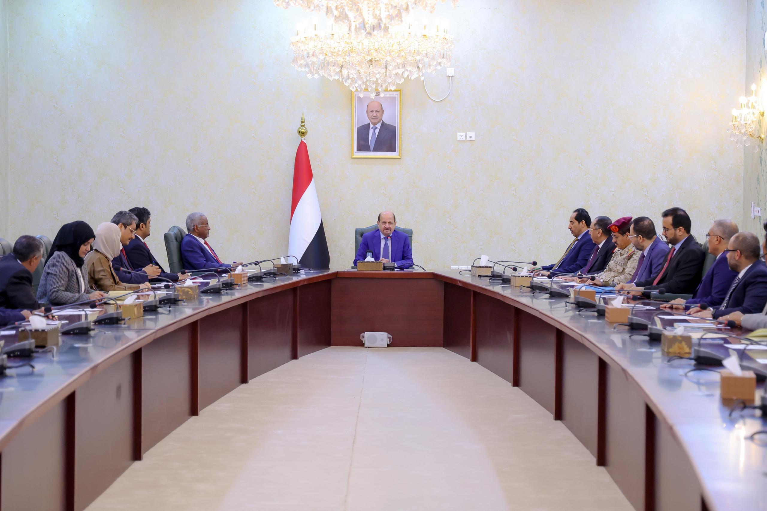 “الزنداني” يتعهد من عدن بموازنة واقعية وتوحيد القرار العسكري وبقاء الوزراء في الداخل