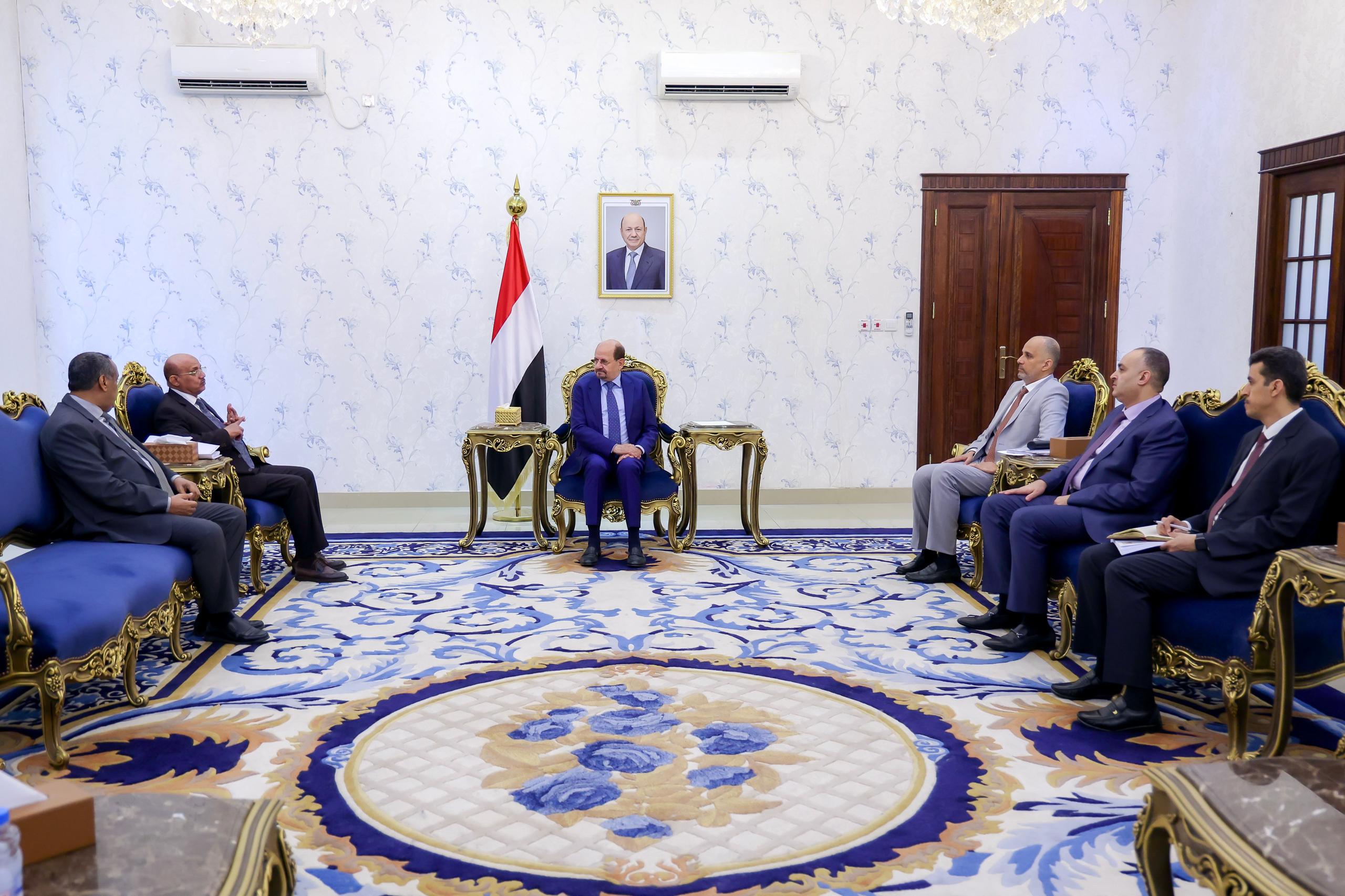 عدن.. توجيهات عاجلة بصرف مرتبات المدنيين والعسكريين استنادًا للدعم السعودي