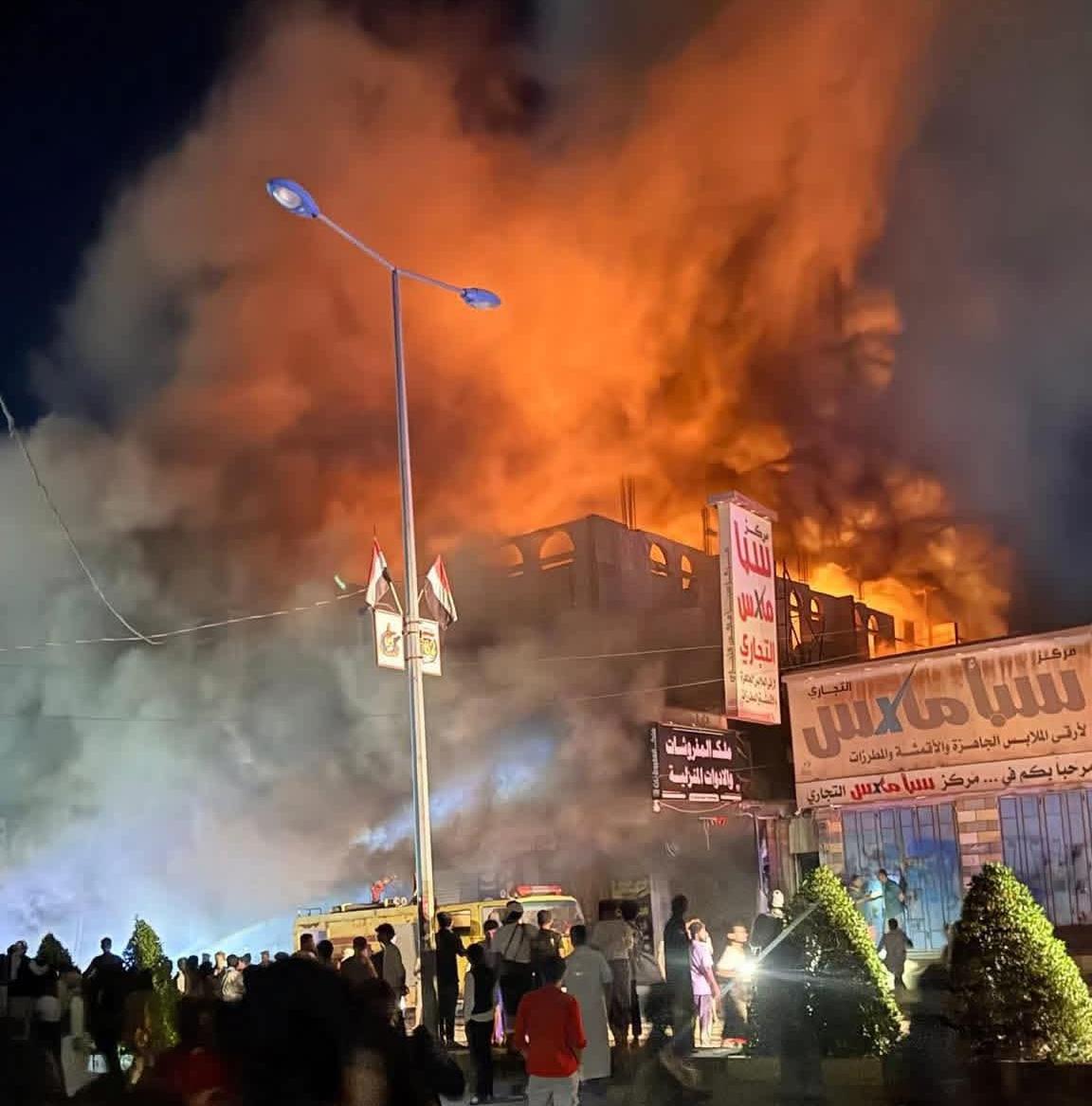 حريق كبير يلتهم مركزا تجاريا وسط مدينة مأرب