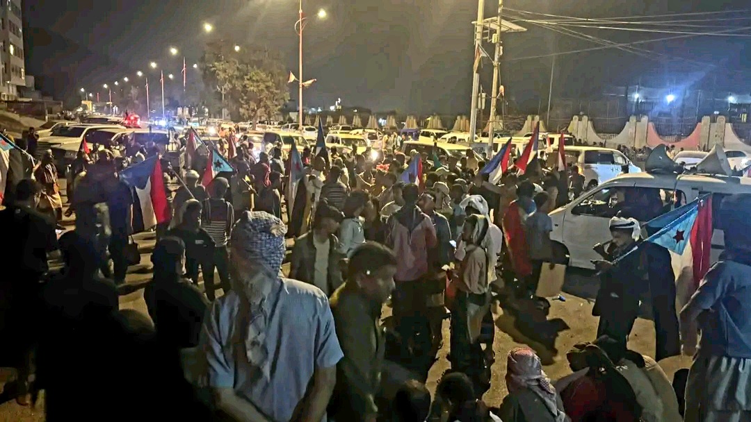 تجمعات لأنصار المجلس الانتقالي أمام القصر الرئاسي في عدن رفضًا لوجود الحكومة