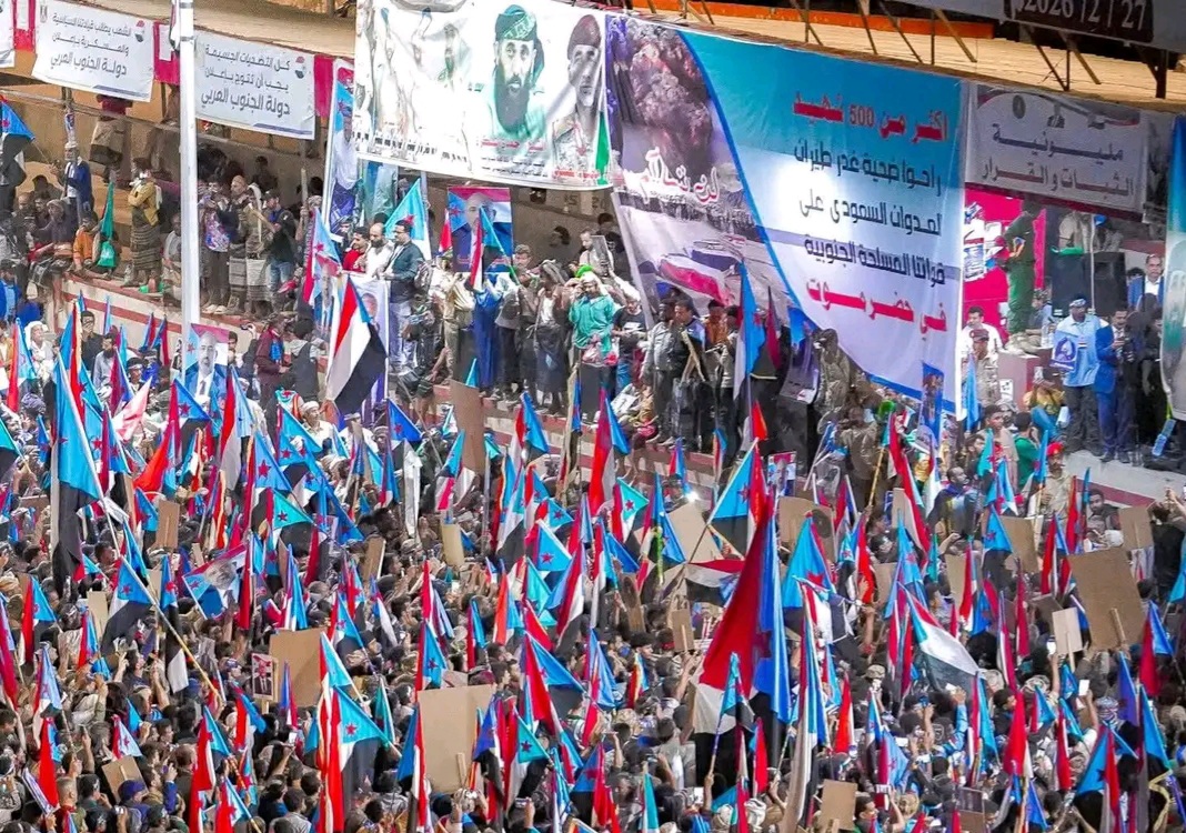 أنصار “المجلس الانتقالي” يحتشدون في عدن متجاوزين حظر الداخلية اليمنية