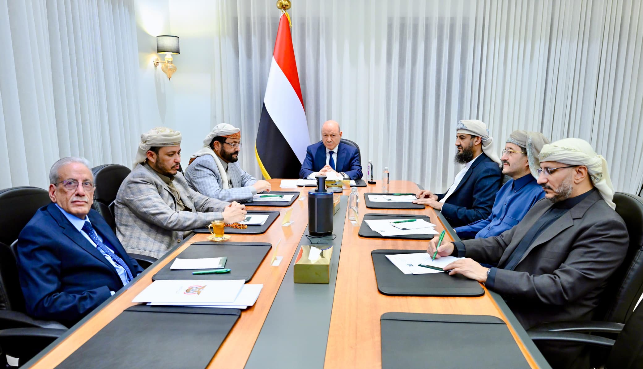 سبأ: الرئاسي اليمني يشدد على رفع الجاهزية في مواجهة متغيرات المرحلة ويدعم برنامج الحكومة