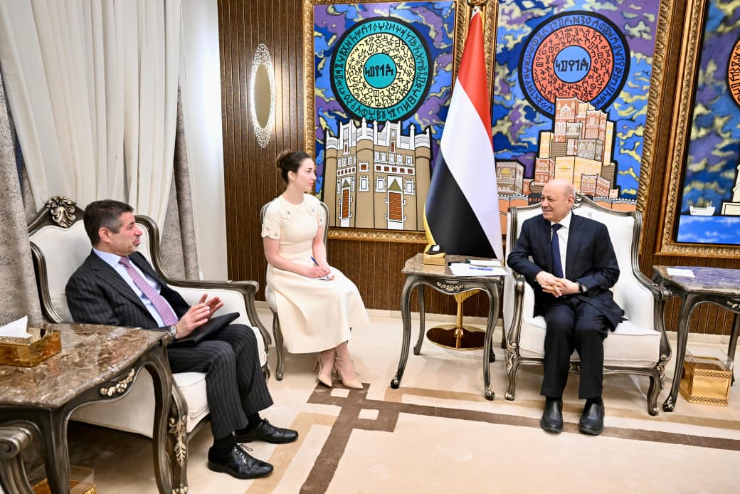 “العليمي” يشدد لدى لقائه سفير واشنطن على استمرار الضغوط القصوى على إيران ووكلائها