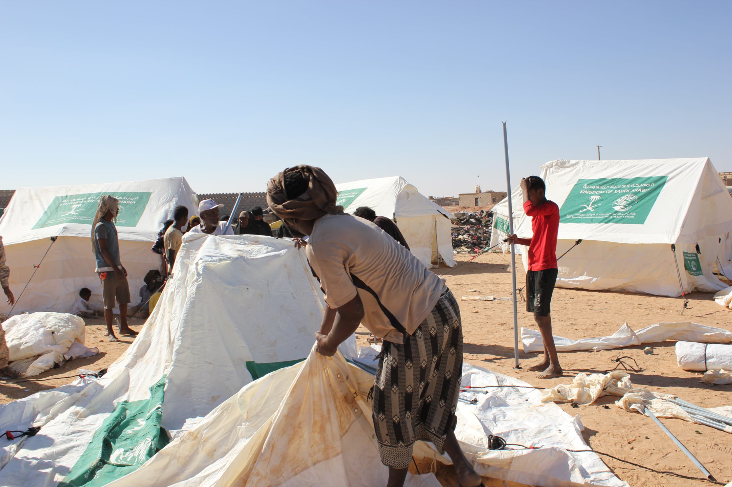 قوات الطوارئ اليمنية: توزيع مساعدات “عاجلة” لمتضرري حريق مخيمات العبر