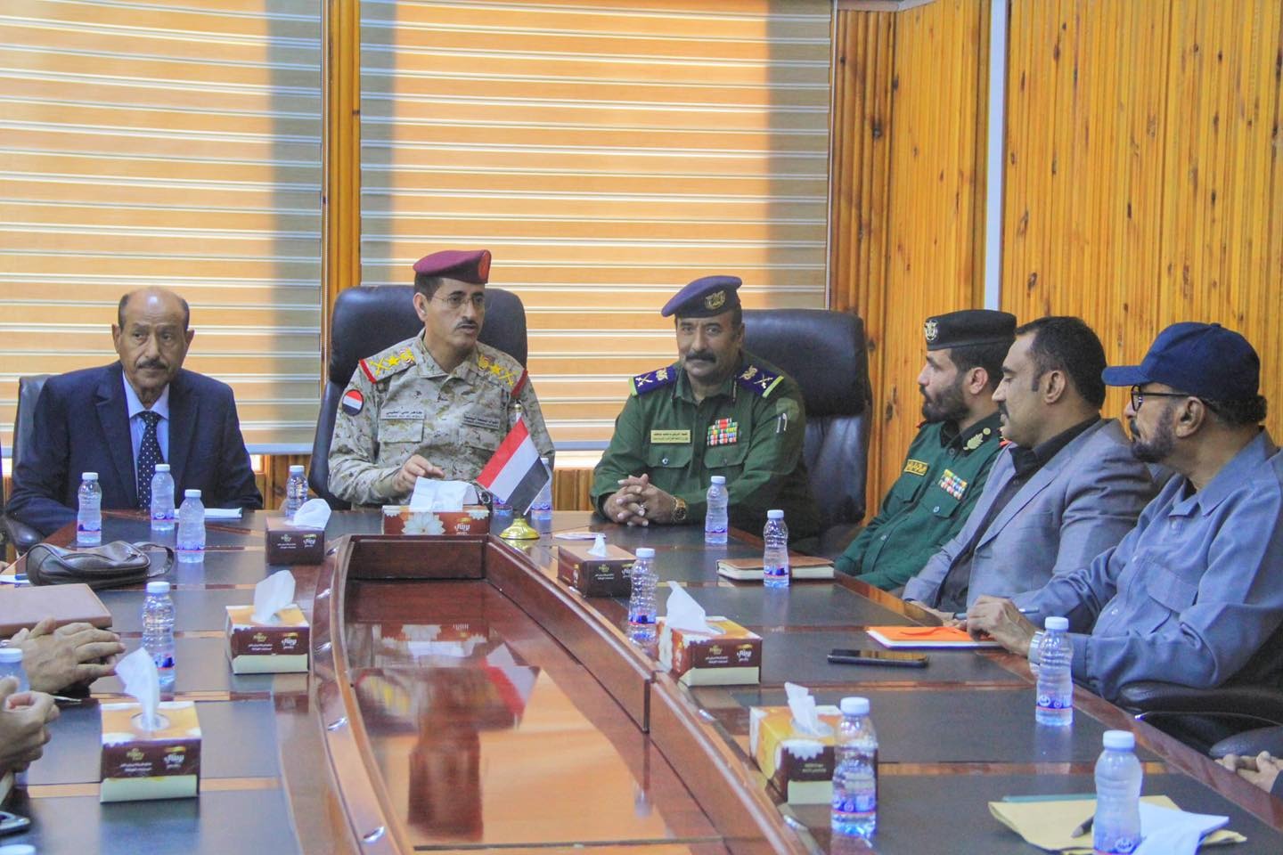 اللامركزية في مؤسسة الجيش.. قراءة في توجهات وزير الدفاع وتداعيات تفكيك القرار السيادي