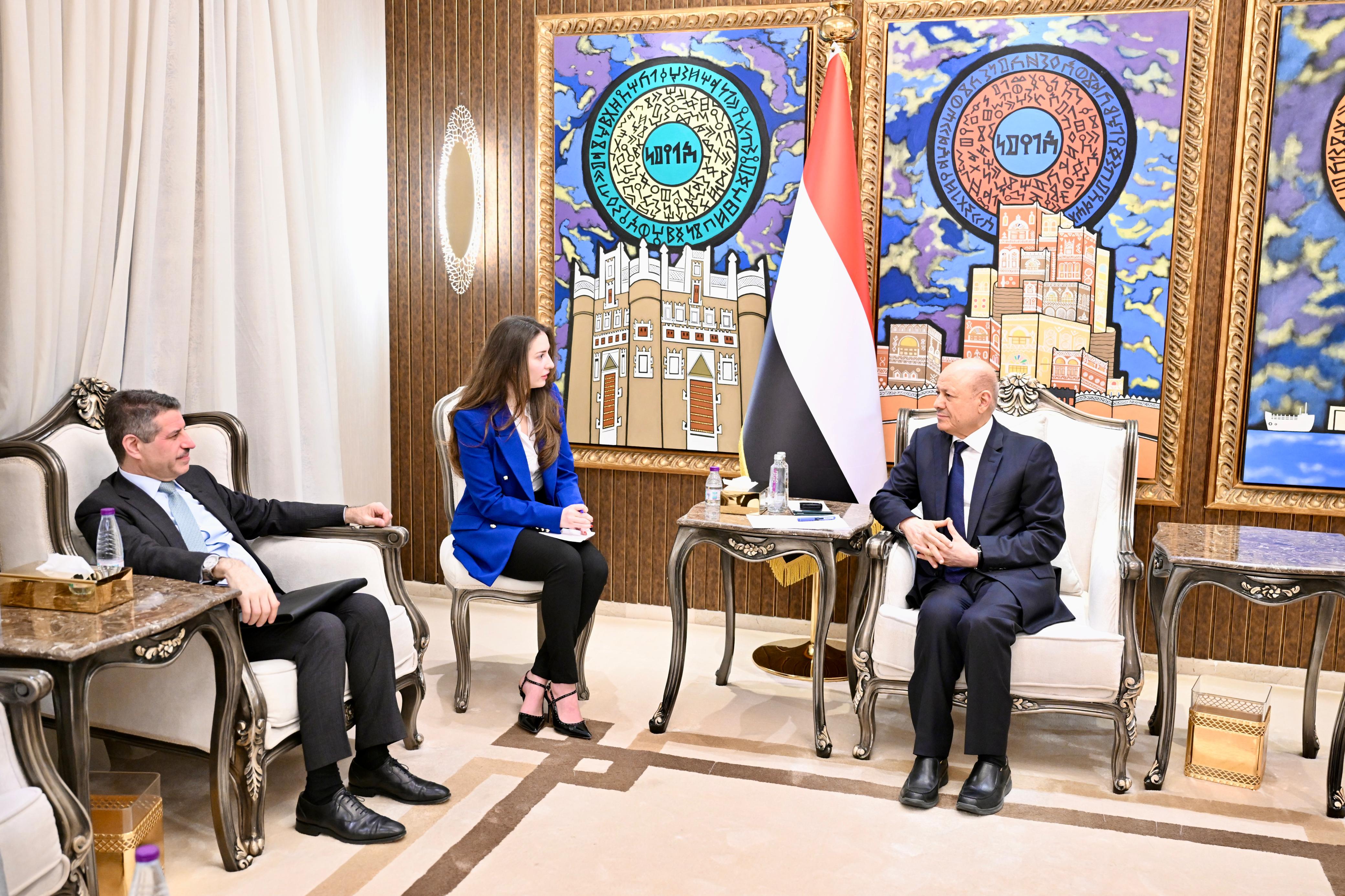 رشاد العليمي يستقبل سفير أمريكا ويحذر من استغلال أذرع إيران للتهدئة لإعادة تموضع