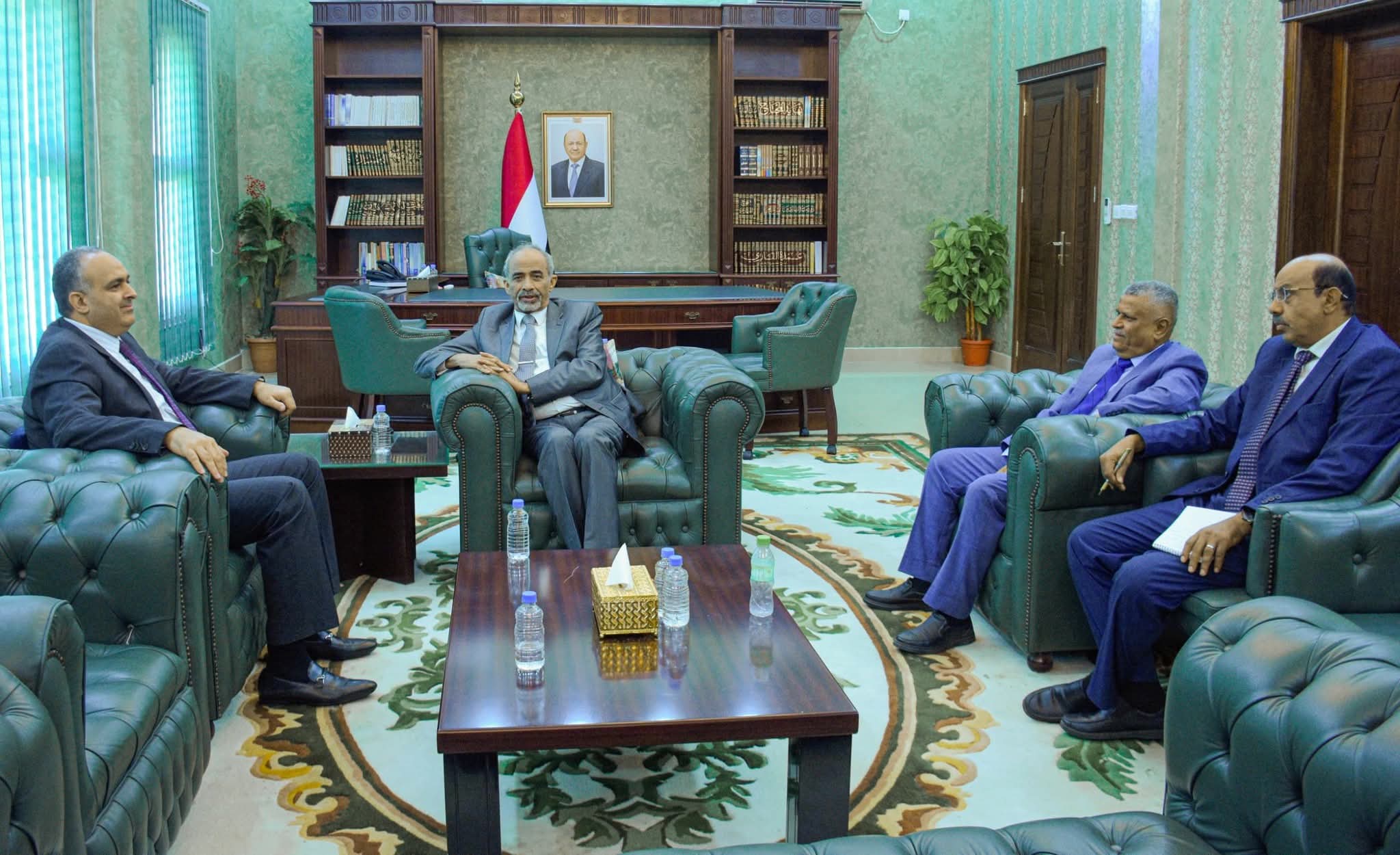 عدن.. مناقشة إطلاق التسويات للموظفين اليمنيين في القطاعين المدني والعسكري